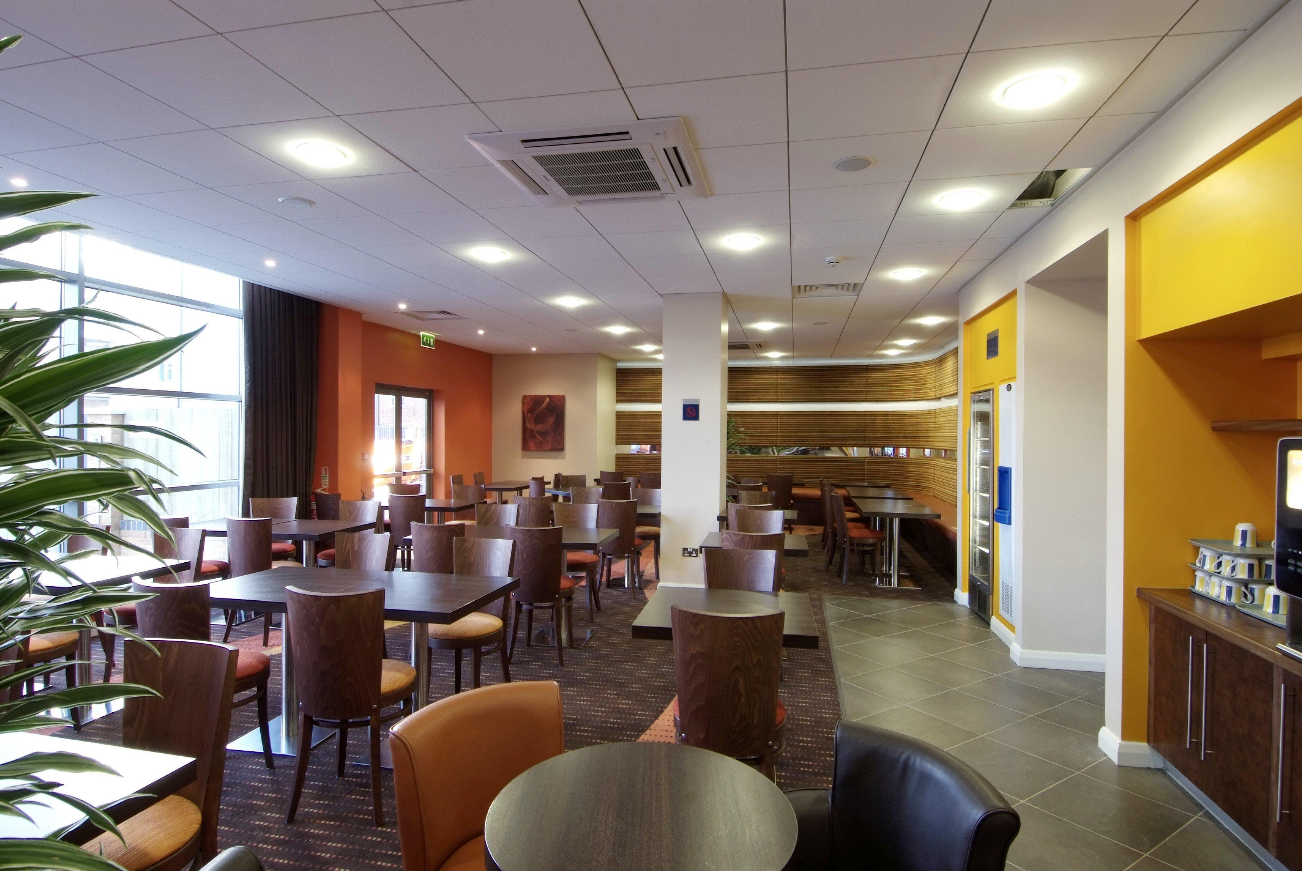 Holiday Inn Express Слау Экстерьер фото