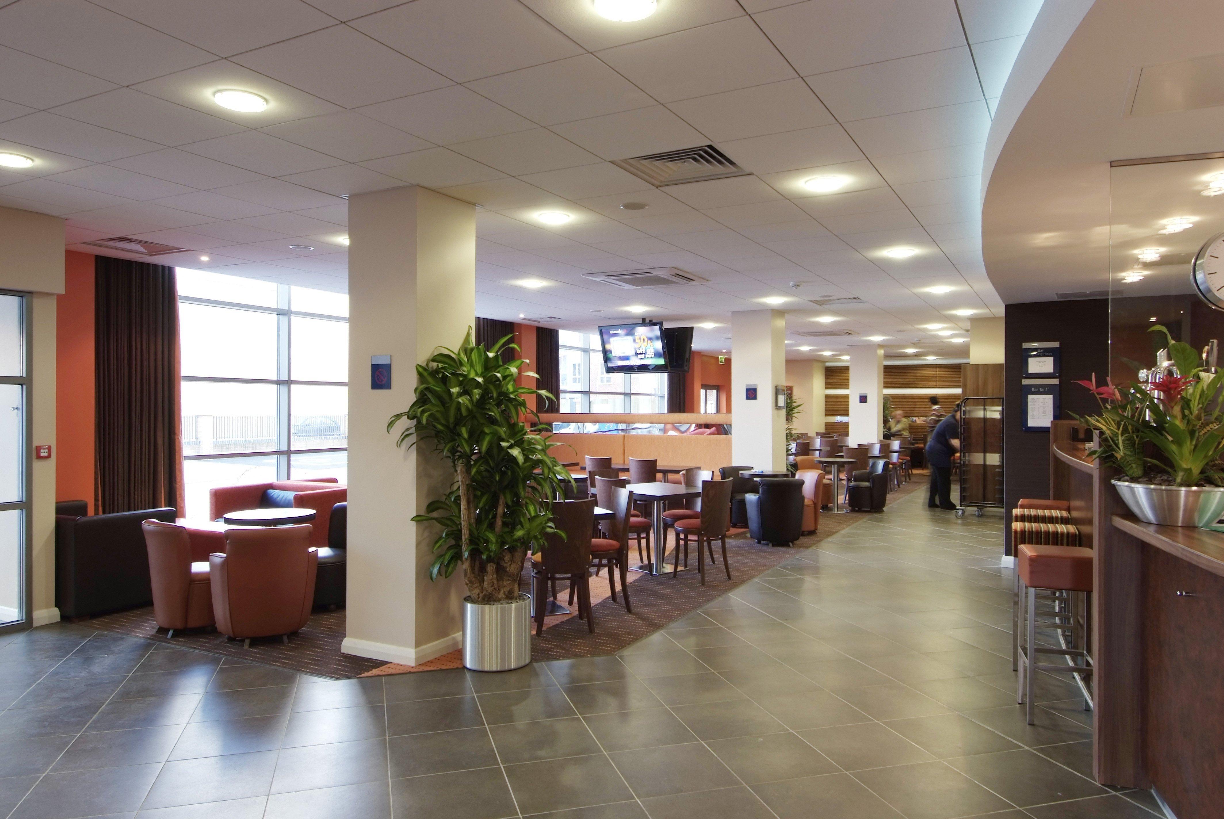 Holiday Inn Express Слау Экстерьер фото