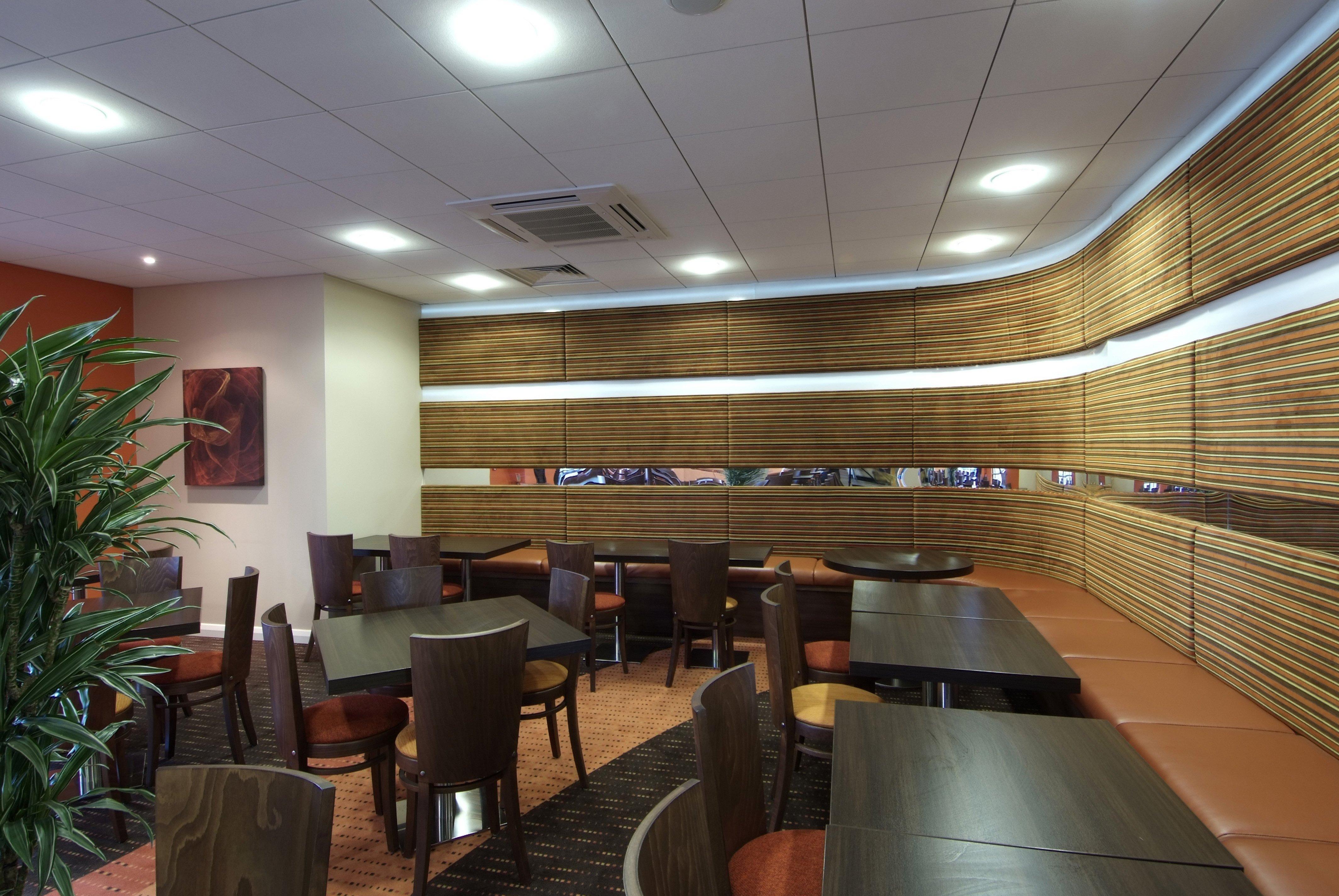 Holiday Inn Express Слау Экстерьер фото