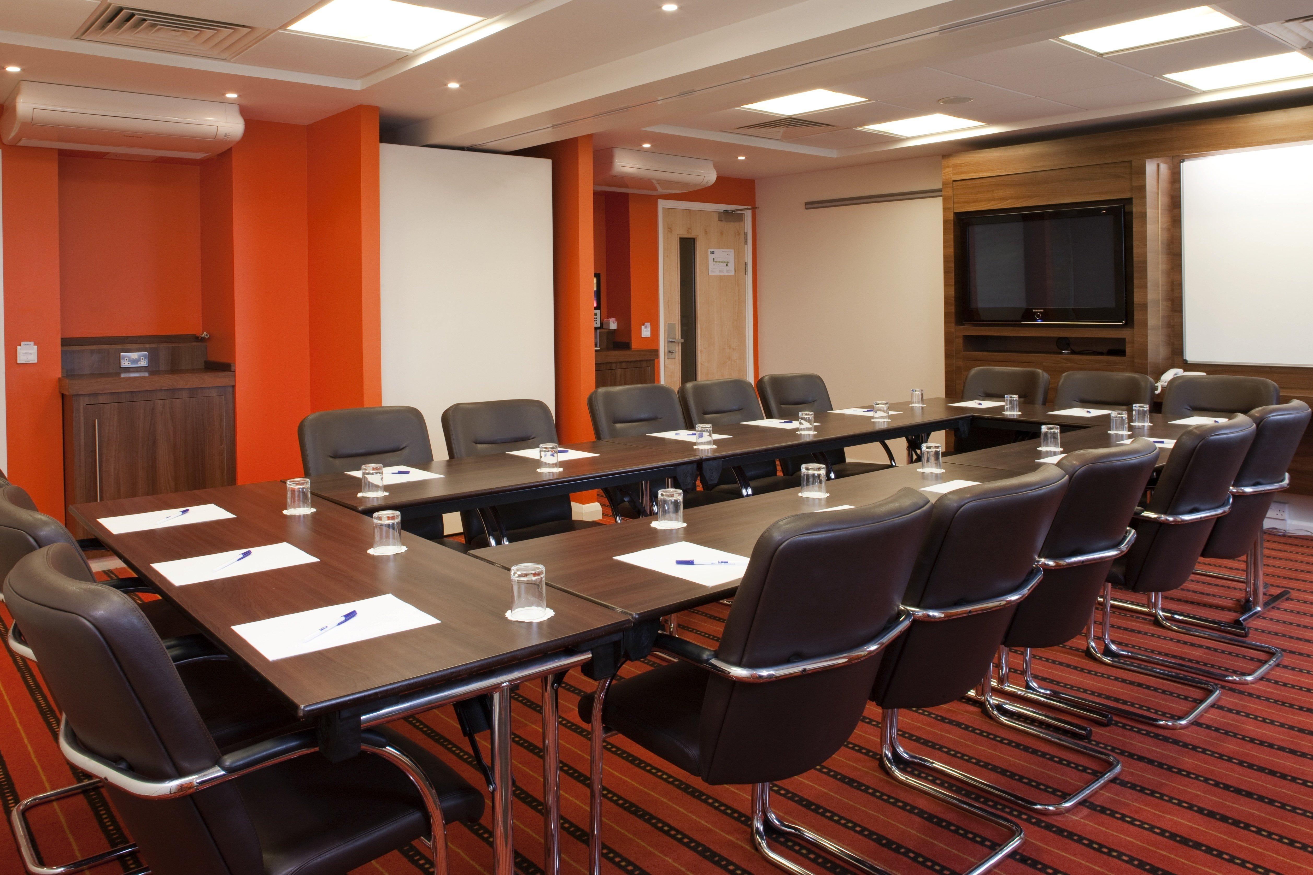 Holiday Inn Express Слау Экстерьер фото