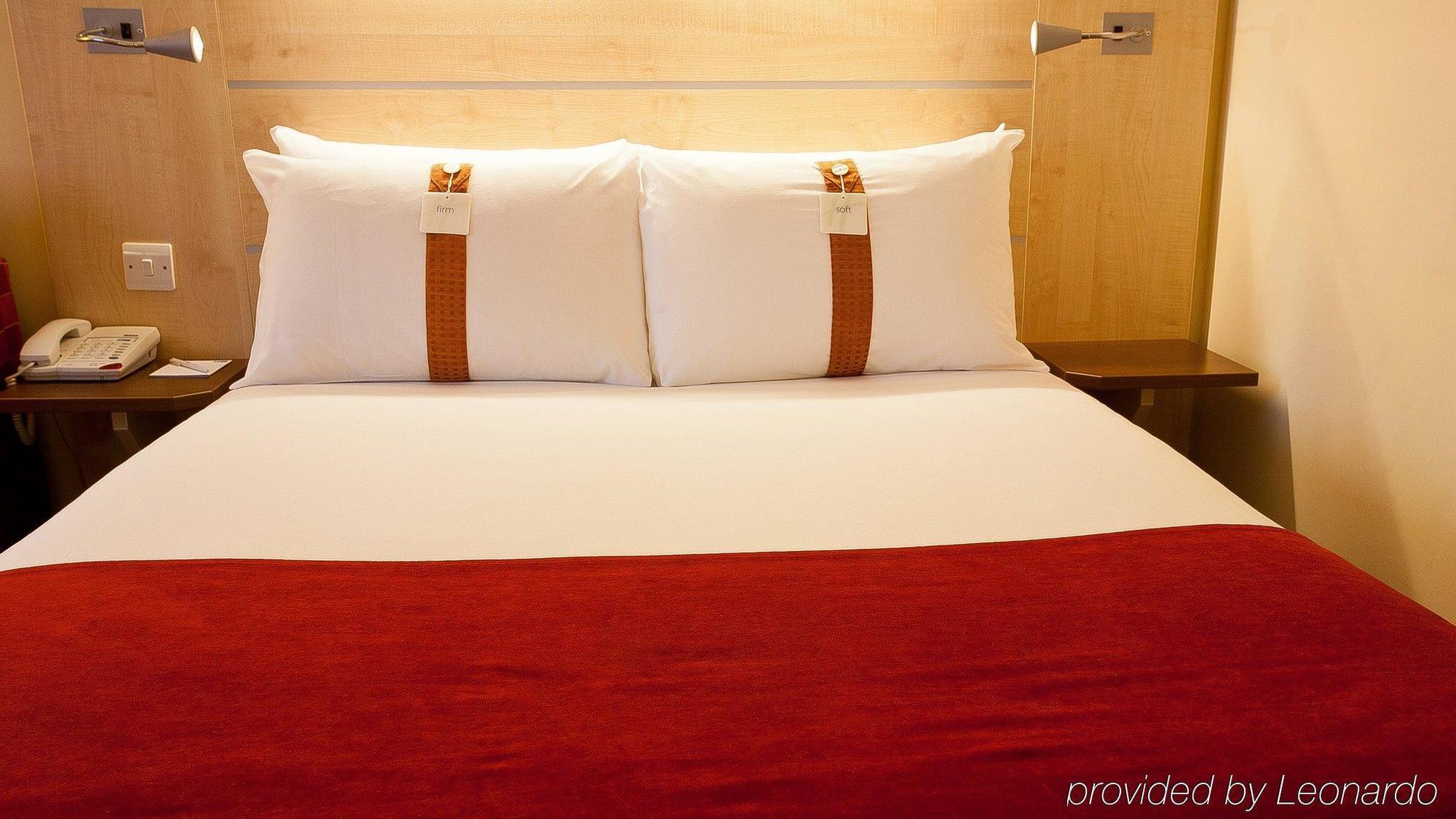 Holiday Inn Express Слау Экстерьер фото