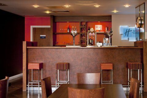 Holiday Inn Express Слау Экстерьер фото